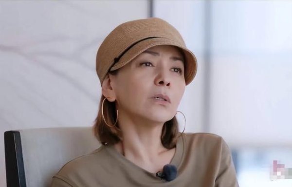 安全配资 童年睡沙发到雪姨爆红，王琳撑起全家，却难解母女心结？
